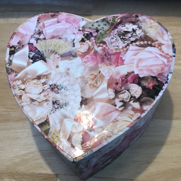 Heart ❤️ Shaped Beautiful Box - Picture 6 of 7